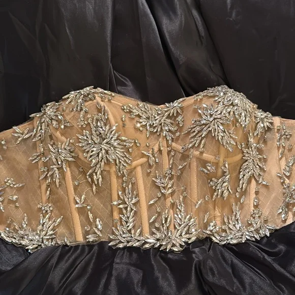 MAC DUGGAL
Strapless Embellished Bustier Ball Gown - Picture 12 of 16